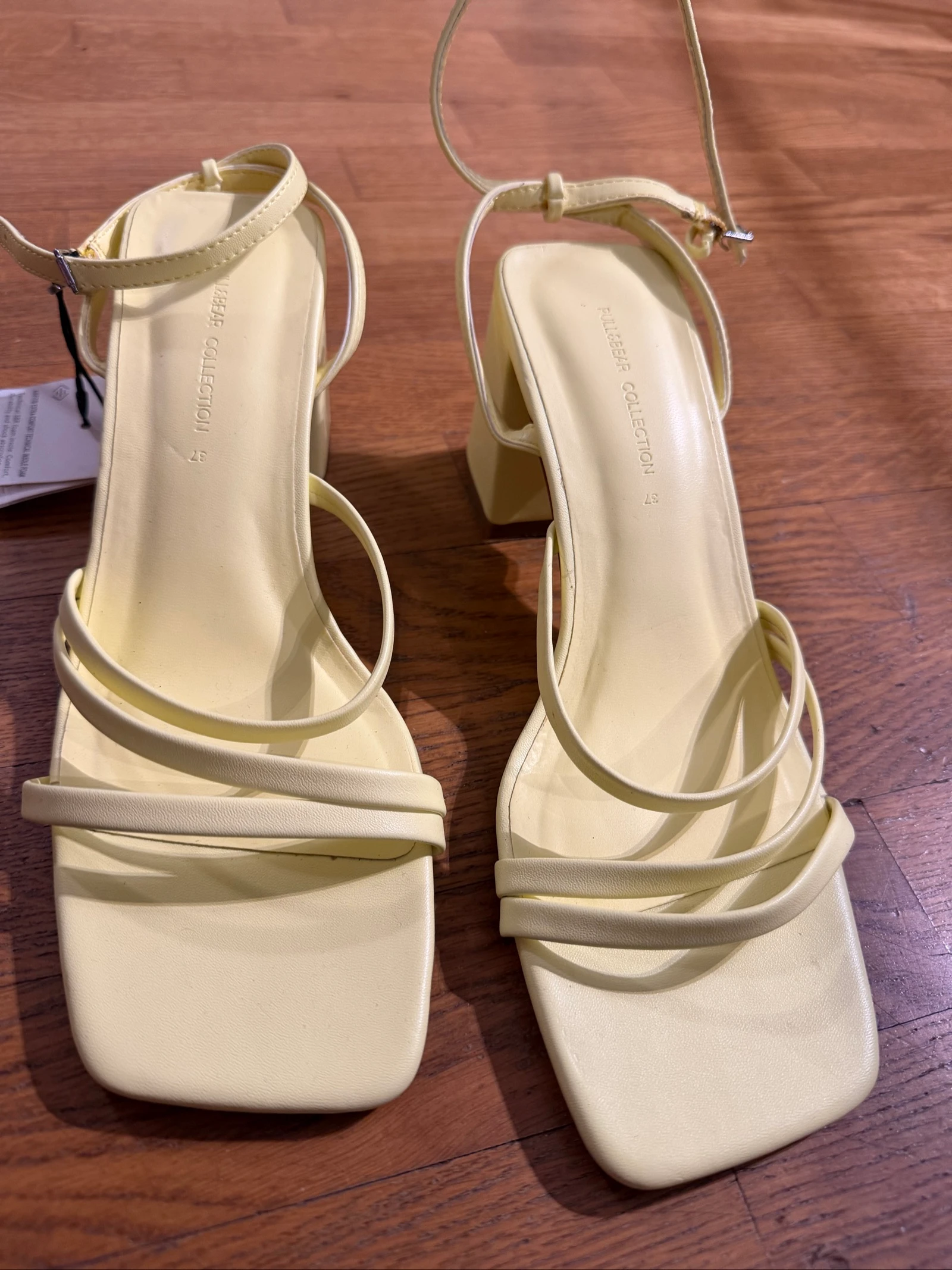 Sandalias de tacón amarillas – photo 2